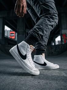 Nike Blazer Mid 77 男士运动鞋，舒适缓震，优质皮革，支撑性好，适合健身房、滑板、学校、步行等场合，白色/黑色，8码，BQ6806-100 - 黑白 - 查看 3