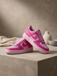 Nike Air Force 1 女款运动鞋（小学款）吸汗透气轻便纯色易洗百搭学生鞋（GS）粉色 IO7454-684 - 淺粉色/粉紅色 - 查看 1