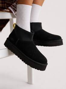UGG بوت نسائي كلاسيكي ميني ديبر أسود 1168170BLK - الأسود - مشاهدة 1