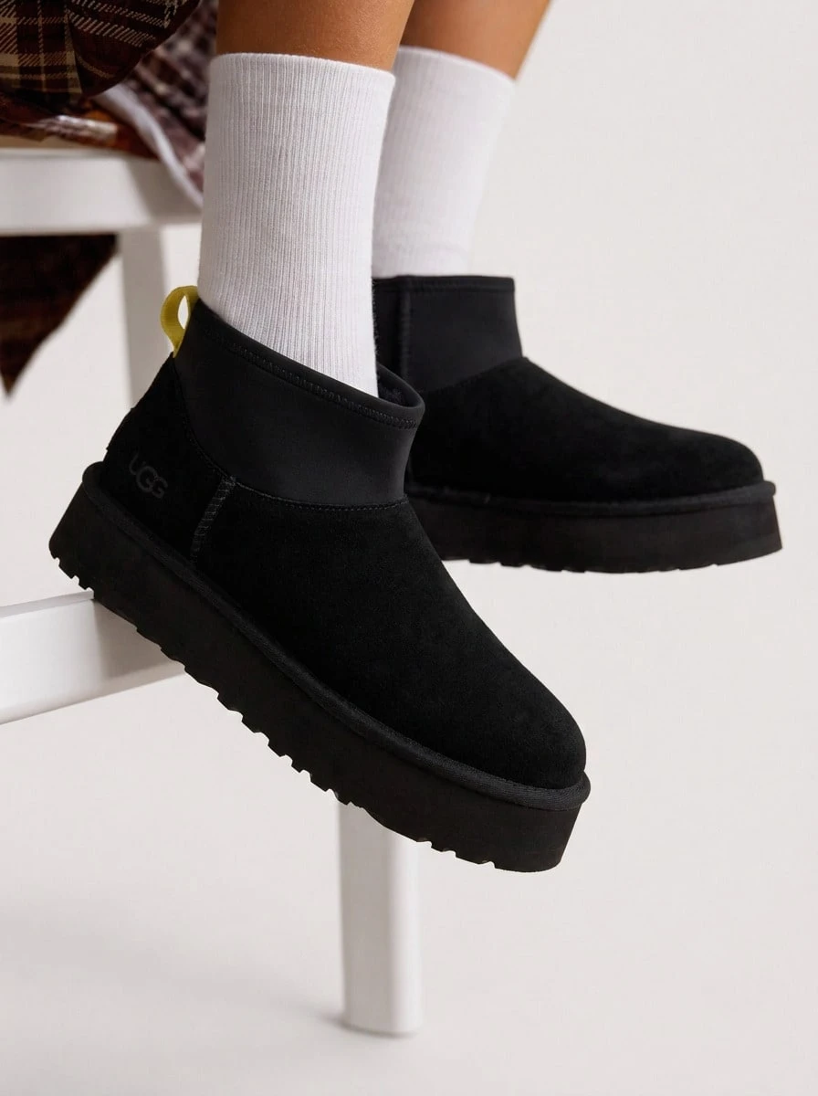 UGG بوت نسائي كلاسيكي ميني ديبر أسود 1168170BLK - الأسود - مشاهدة 1