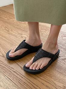 Fitflop صنادل نسائية Lul بتصميم مجعد لامع مع حزام بين الأصابع باللون الأسود المعدني EC5 - الأسود - مشاهدة 1