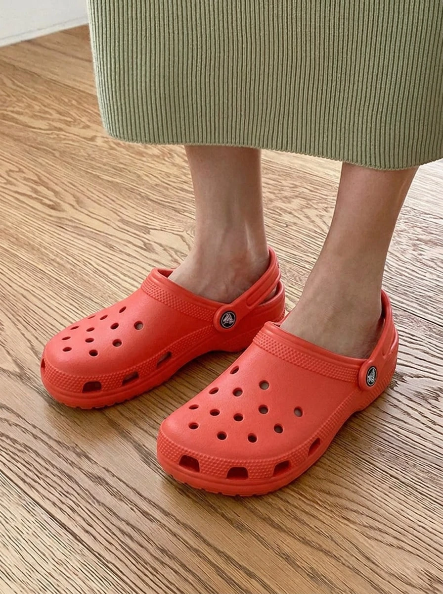 Crocs حذاء كلوج كلاسيكي للجنسين بنقشة نجم البحر 100017AH - لون برتقالي - مشاهدة 1