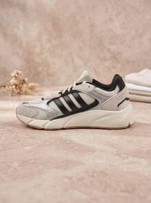 Adidas 女款運動休閒鞋，輕量透氣緩震，適合運動與校園穿著，黑色 JH6699 - 白色/銀色/黑色 - 查看 1