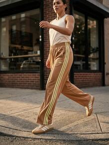 Adidas بنطال رياضي نسائي فضفاض Adicolor Classic Firebird باللون البيج - بني فاتح - مشاهدة 2