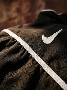 Nike جاكيت مطر نسائي بارك 26 باللون الأسود - أبيض وأسود - مشاهدة 6