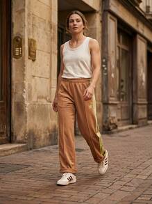 Adidas بنطال رياضي نسائي فضفاض Adicolor Classic Firebird باللون البيج - بني فاتح - مشاهدة 4