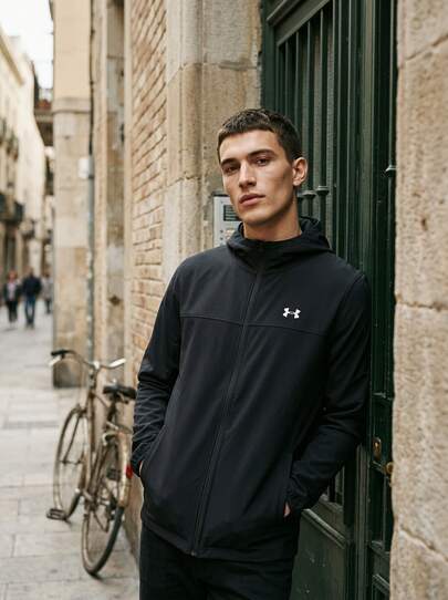 Under Armour جاكيت Velociti Pro Storm للرجال باللون الأسود