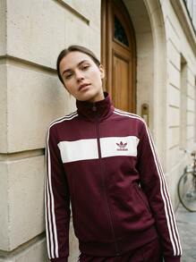 Adidas أوريجينالز جاكيت رياضي نسائي بتصميم كتل لونية باللون المارون - عنابي اللون - مشاهدة 1