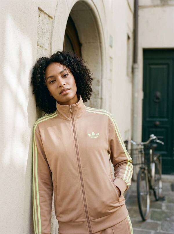 Adidas أديديكولور كلاسيك فايربيرد جاكيت رياضي فضفاض للنساء بلون الكرتون