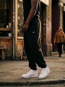 Nike بنطال صوف للرجال Solo Swoosh باللون الأسود - Black/Black/White - مشاهدة 2