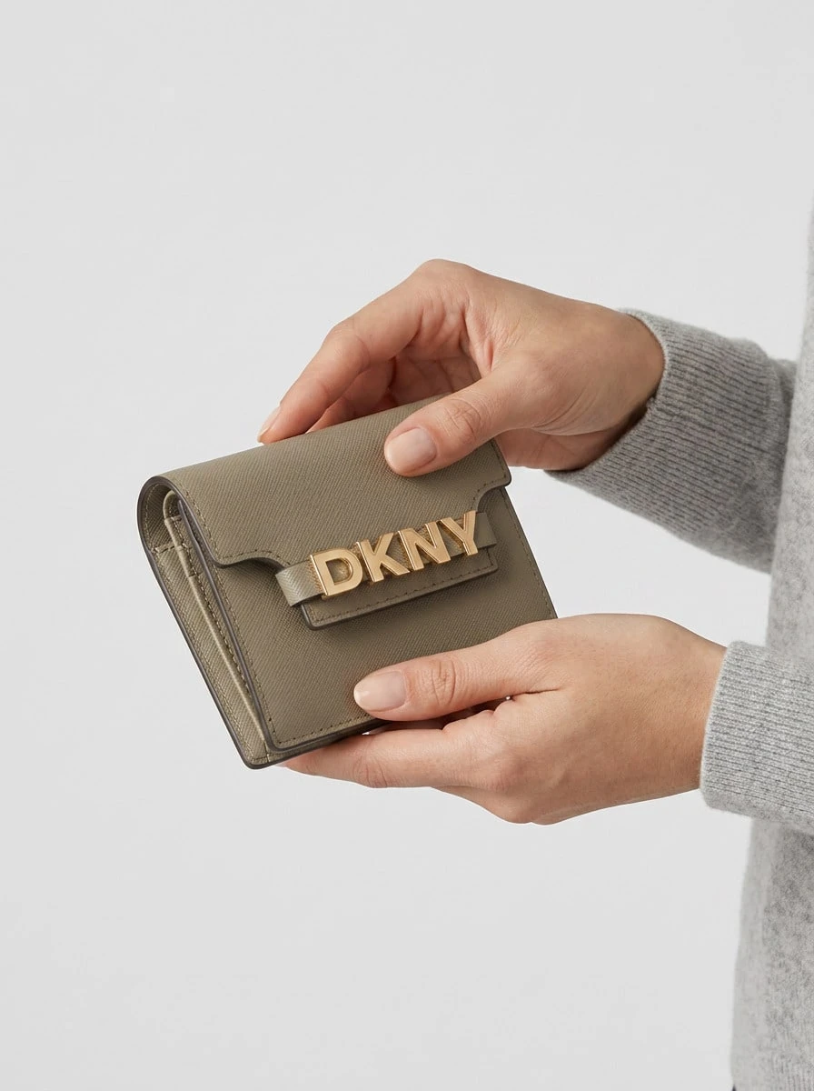 DKNY محفظة نسائية AVRIL ثلاثية الطي باللون الأخضر - أخضر - مشاهدة 1