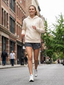 New Balance بلوزة هوديي أساسية للنساء لون بيج - بني - مشاهدة 3