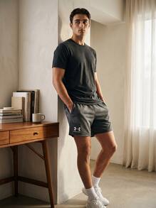 Under Armour شورتات رياضية للرجال مرنة وخفيفة الوزن متعددة الاستخدامات للجري والشاطئ والرياضة 1382427-025 - رمادي - مشاهدة 4