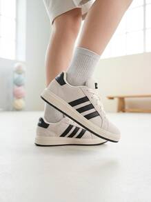 Adidas أحذية رياضية للأطفال من طراز Grand Court 00s JR5569 - رمادي فاتح - مشاهدة 2