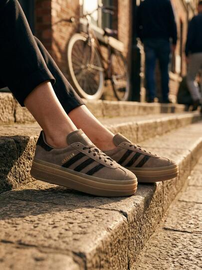 Adidas حذاء رياضي كاجوال للنساء من غزال مبطن فاخر عصري للمدرسة والمكتب والتسوق باللون البني IH4202