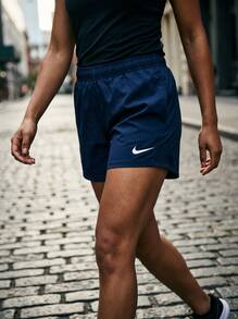 Nike شورت رياضي نسائي بقصة كلاسيكية متين وقابل للتنفس للاستخدام اليومي والتدريب في الهواء الطلق باللون الأزرق FD7608-451 - أزرق بحري - مشاهدة 5