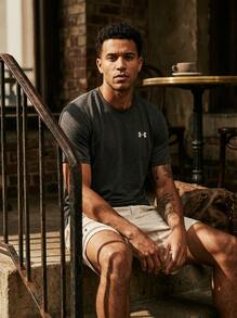 Under Armour تي شيرتات وقمصان رياضية للرجال ناعمة ومتينة ومريحة للاستخدام اليومي وعطلة نهاية الأسبوع والتدريب 1382801-025 - رمادي غامق - مشاهدة 4