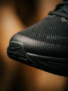 Nike أحذية رياضية كاجوال للرجال من ريفولوشن بتصميم ريترو مبطن فاخر للتنقل والمكتب وعطلة نهاية الأسبوع باللون الأسود HJ9198-002 - الأسود - مشاهدة 6