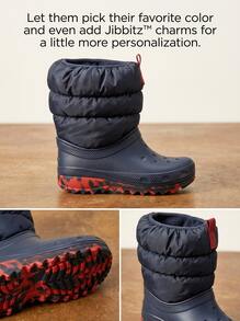 Crocs بوت كلاسيك كراش للأطفال مقاوم للماء مبطن ومبطن بالوسائد للاستخدام اليومي وعطلة نهاية الأسبوع والتنقل باللون الأزرق الداكن 207683-410 - الأسود - مشاهدة 5