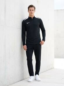 Nike تي شيرتات وقمصان رياضية للرجال بقصة كلاسيكية سريعة الجفاف وصديقة للبشرة للرياضة والمنزل والمدرسة باللون الأسود FD7671-010 - الأسود - مشاهدة 6