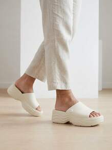 Crocs CLASSIC SLIPPER Women's Slides Waterproof Breathable Lightweight Weekend Travel Walking 208182-2Y2 - Beige - View 3