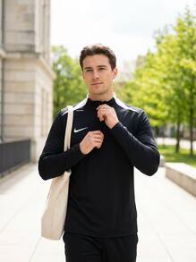 Nike تي شيرتات وقمصان رياضية للرجال بقصة كلاسيكية سريعة الجفاف وصديقة للبشرة للرياضة والمنزل والمدرسة باللون الأسود FD7671-010 - الأسود - مشاهدة 3