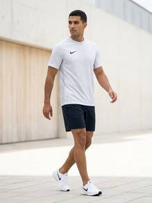 Nike تي شيرتات وقمصان رياضية للرجال بقصة كلاسيكية سريعة الجفاف وصديقة للبشرة للاستخدام اليومي وعطلة نهاية الأسبوع والتدريب باللون الأبيض FZ9271-101 - أبيض - مشاهدة 1