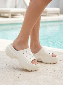 Crocs كرocs ستومب - صندل كاجوال نسائي مريح سميك الوحدة - أبيض - مشاهدة 1