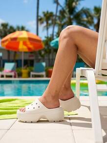 Crocs كرocs ستومب - صندل كاجوال نسائي مريح سميك الوحدة - أبيض - مشاهدة 3