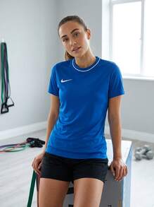 Nike تي شيرتات وقمصان رياضية نسائية مريحة متعددة الاستخدامات خفيفة الوزن للمدرسة والصالة الرياضية والاستخدام اليومي باللون الأزرق HM7160-463 - الأزرق - مشاهدة 3