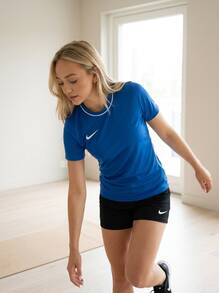 Nike تي شيرتات وقمصان رياضية نسائية مريحة متعددة الاستخدامات خفيفة الوزن للمدرسة والصالة الرياضية والاستخدام اليومي باللون الأزرق HM7160-463 - الأزرق - مشاهدة 4