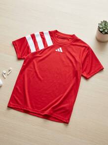 Adidas تي شيرتات للفتيات المراهقات متينة ومريحة ومتعددة الاستخدامات للتدريب والكاجوال والخارج IK5744 - الأحمر - مشاهدة 2