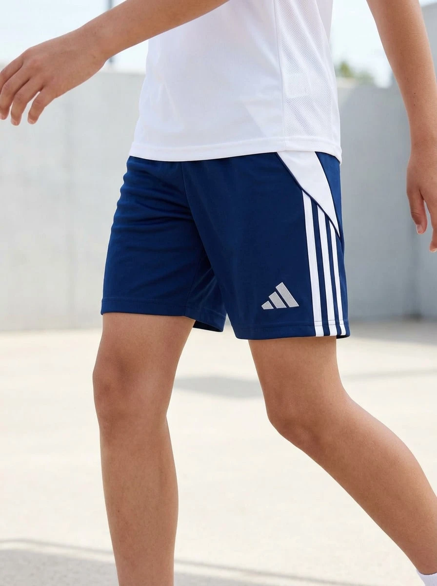 Adidas شورتات أولاد مراهقين خفيفة الوزن متعددة الاستخدامات مريحة للتدريب في الهواء الطلق والاستخدام اليومي IR9369 - أزرق بحري - مشاهدة 1