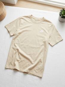 Nike تي شيرتات وقمصان رياضية للرجال ناعمة ومتينة ومريحة للسفر والرياضة والمنزل AR4997-229 - بيج - مشاهدة 2