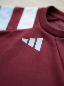 Adidas قمصان أولاد مراهقين بقصة كلاسيكية سريعة الجفاف وصديقة للبشرة للمدرسة والجيم والاستخدام اليومي IT5651 - Collegiate Red - مشاهدة 5