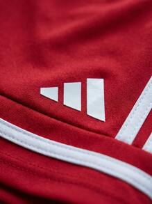 Adidas شورتات أولاد مراهقين متينة وخفيفة الوزن ومتعددة الاستخدامات لعطلة نهاية الأسبوع والصيف والجيم JN5456 - الأحمر - مشاهدة 5