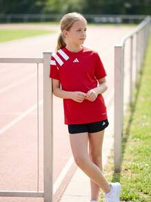 Adidas تي شيرتات للفتيات المراهقات متينة ومريحة ومتعددة الاستخدامات للتدريب والكاجوال والخارج IK5744 - الأحمر - مشاهدة 4
