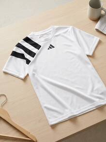 Adidas قمصان أولاد مراهقين ماصة للرطوبة وقابلة للتنفس بقصة كلاسيكية للاستخدام اليومي وعطلة نهاية الأسبوع والتدريب IK5742 - أبيض - مشاهدة 2