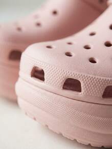 Crocs أحذية نسائية قابلة للتنفس متينة مريحة للسفر والتسوق في عطلة نهاية الأسبوع 206302-6UR - كوارتز - مشاهدة 5