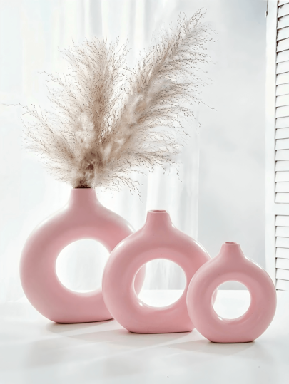  SHEIN X Milania 1pc Pink Plastic Circular Flower Vase Decoration, Simulated Dry Flower Decoration Vase, Artistic Vase For Floral Arrangements, Simple Living Room Exhibition Hall Decoration,Home Decor,Flower Vase,Centerpiece,Table Decor Valentine's Day, Valentines Wedding, Back To School Room Decor School Supplies