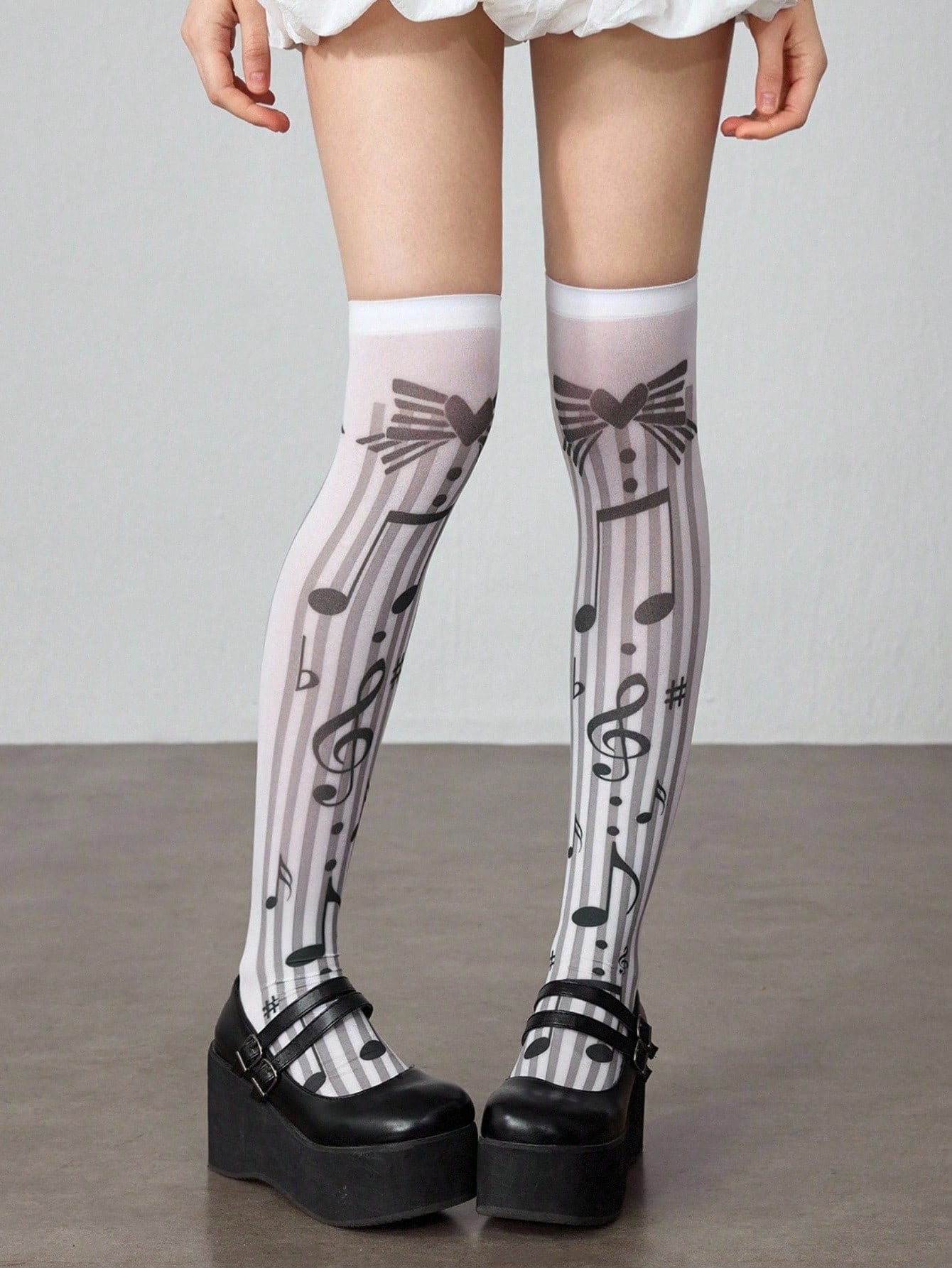 Anime جوارب طويلة حتى الفخذ بطبعة جمجمة ذات خطوط سوداء وبيضاء بطراز جوثيك، موضة بانك Y2K للشارع، مناسبة للحفلات والتجمعات والمناسبات الاجتماعية وعيد الهالوين
