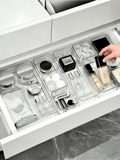 Juego de bandejas organizadoras de cajones de plástico transparente para maquillaje, cuidado de la piel, cosméticos, suministros de oficina, accesorios de escritorio, baño, tocador, utensilios de cocina. Set de 6 piezas, 7 piezas u 8 piezas de diferentes tamaños, apilables y divisibles para organizar cajones y almacenamiento en el hogar.