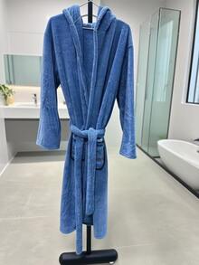 SHEIN 1 件女士纯色长袖口袋休闲连帽浴袍夏季婚礼家居浴室装饰沙滩装 - 深藍色貼花浴袍 - 查看 2