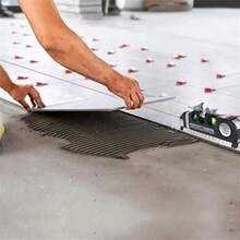 1个黑色激光水平仪，多功能十字线激光测量仪，8英尺测量尺，带英制和公制刻度