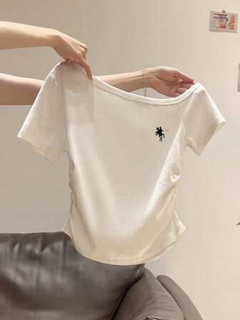 INAWLY Camiseta de mujer con cuello asimétrico, manga corta y bordado de color contrastante