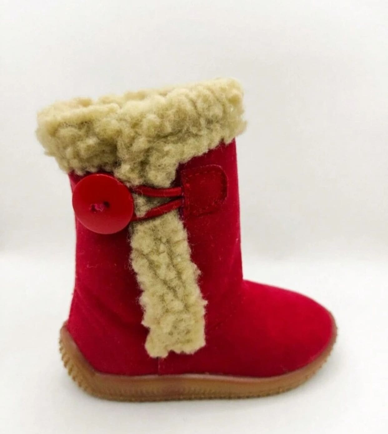 Botita Infantil Estilo Australiano Gamuza Con Forro De Borrego Peluche Y Botón Decorativo Calzado Primeros Pasos Suela Antideslizante Ultra Confort Look Premium - Rojo - Ver 1