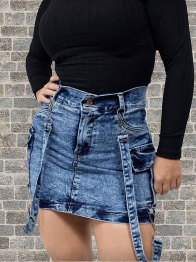 Falda Short con Bolsos Tipo Cargo y Cintas Removibles.  Mezclilla Suave y Elástica.
