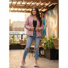 Chamarra Cazadora Capitonada Acolchada para Mujer Dama, Modelo Julia, Moda Casual, Moderna, Chic y Elegante, forro interior de peluche suave afelpado, cierre plateado frontal y en bolsas laterales. Uso Diario. | Material: 100% poliester | Tallas: S, M, L, XL - Rosa - Ver 3