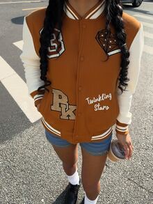 Chaqueta casual y encantadora de béisbol para mujeres - una variedad de patrones, botones abiertos y cerrados, puños y dobladillos de costilla, adecuado para la temporada escolar y de regreso a la escuela - Chocolate - Ver 3