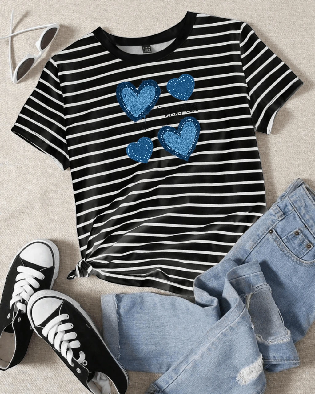Camiseta holgada de manga corta con cuello redondo, estampado minimalista , rayas blancas y negras, adecuada para año nuevo y regalo corazones mezclilla - Negro - Ver 1